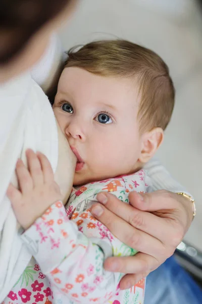 甜甜的初生婴儿母乳喂养的特写肖像 可爱的新出生的 Caucaian 孩子母乳喂养时 按住他可爱的小手掌妈妈手指 把重点放在手上 年轻的母亲护理婴儿 — 图库照片