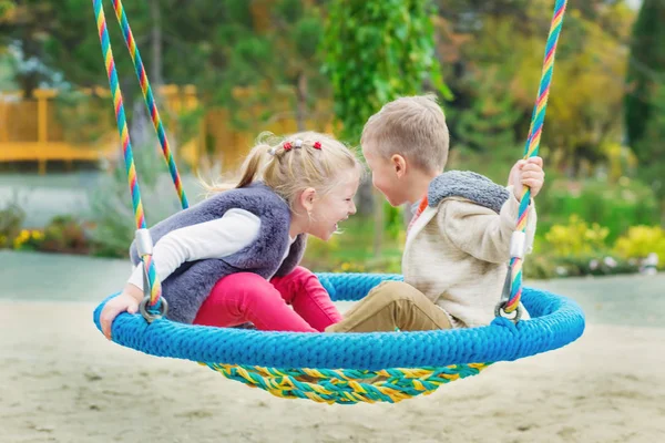 Due Bambini Felici Che Divertono Altalena Nella Giornata Autunnale — Foto Stock