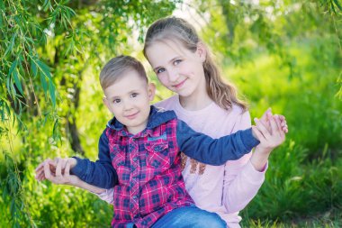 Şirin ve yeşil ağaçlar bir arka plan üzerinde niteliğine birlikte oynayan kız