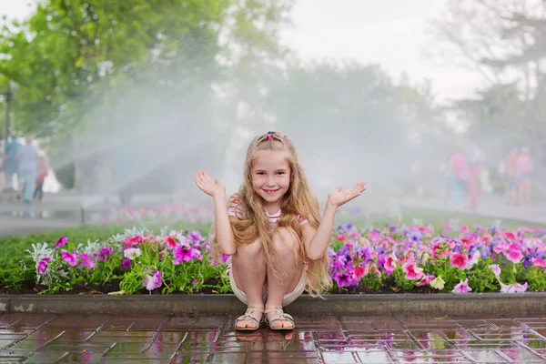 Lustige Kleine Vorschulkinder Die Spaß Sprühen Von Wasser Haben Aktivitäten — Stockfoto