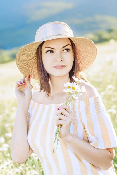 Portrait Une Élégante Brune Avec Bouquet Marguerites Dans Champ — Photo