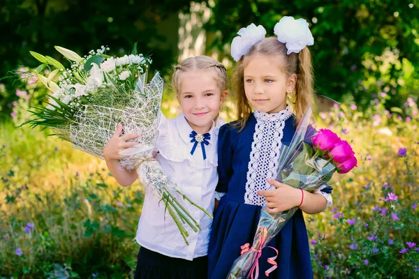 Duas Colegiais Felizes Com Buquês Flores — Fotografia de Stock