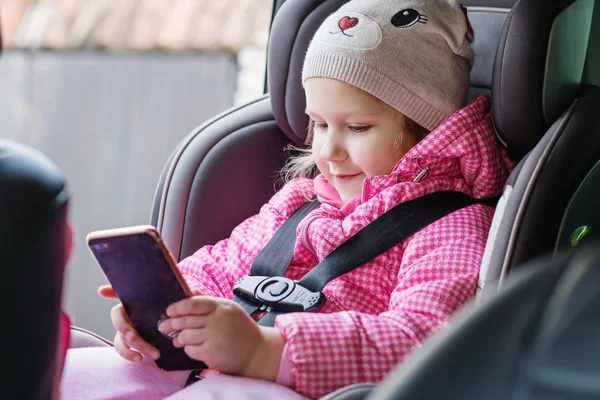 Счастливая Маленькая Девочка Телефоном Автомобильном Кресле — стоковое фото