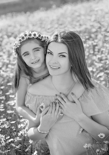 Anne Kızı Papatya Alanında Güzel Aile Doğa Siyah Beyaz — Stok fotoğraf