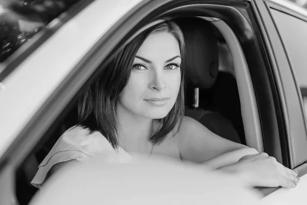 Portrait Jeune Femme Voiture Regardant Par Fenêtre Souriant Noir Blanc — Photo