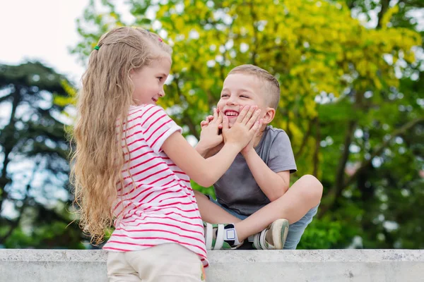 Glada Barn Som Leker Parken Solig Sommardag — Stockfoto