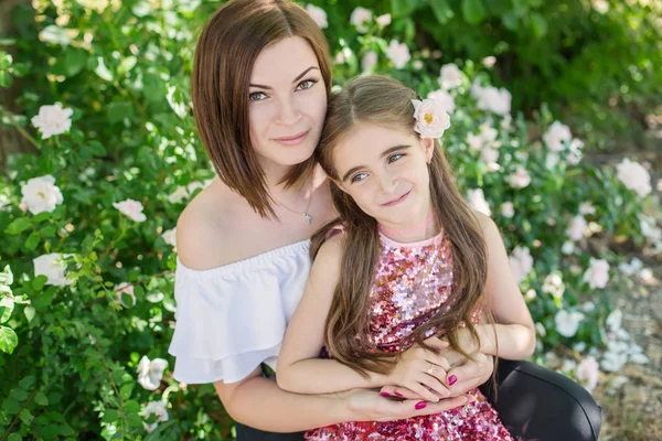 Schattig Klein Meisje Met Haar Moeder Een Prachtige Weelderige Tuin — Stockfoto