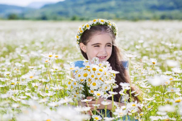 Schattig Klein Lachend Meisje Kamille Veld Het Voorjaar — Stockfoto