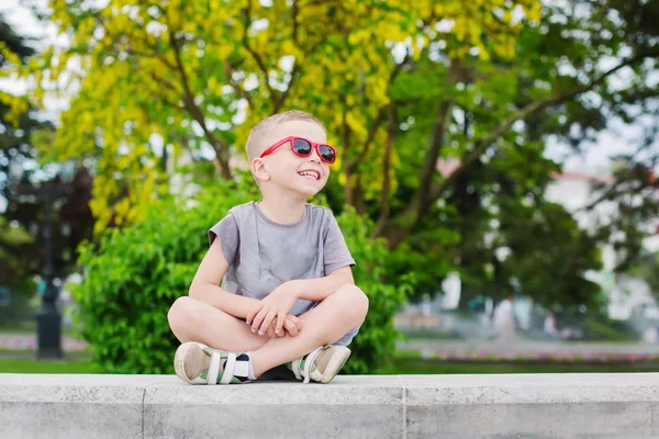 Glad Liten Pojke Med Glasögon Parken Promenad — Stockfoto