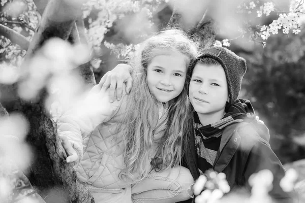 Glada Barn Pojke Och Flicka Stående Kramas Och Leende Blommande — Stockfoto