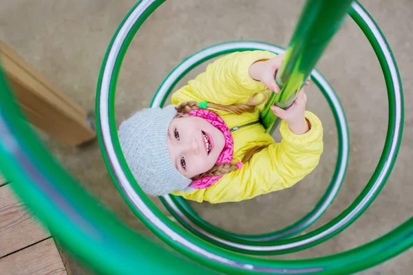 Jovem Menina Criança Feliz Divertindo Parque Infantil Livre — Fotografia de Stock