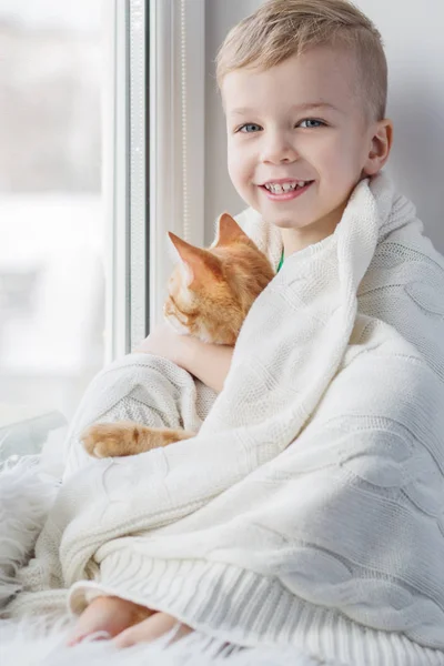 Niño Pequeño Con Lindo Gato Casa Abrazando Mirando Por Ventana — Foto de Stock