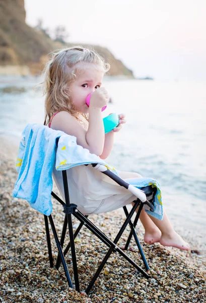 Linda Niña Playa Bebiendo Una Taza Juguete Mientras Observa Puesta — Foto de Stock