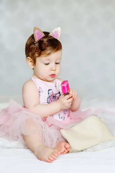 Feliz Bebé Jugando Con Los Cosméticos Madre Sus Manos Sosteniendo — Foto de Stock