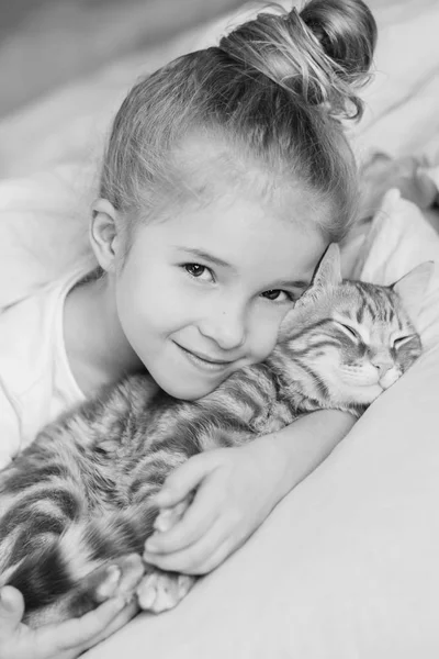 Pequeña Linda Chica Cariñosamente Abrazando Gatito Blanco Negro — Foto de Stock