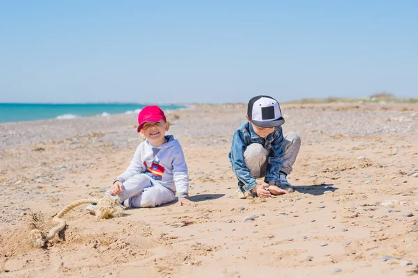 Двое Маленьких Детей Играют Игрушки Песке Пляже — стоковое фото