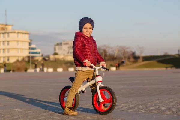 Rapazinho Feliz Num Passeio Bicicleta Passeio Primavera Pela Cidade — Fotografia de Stock