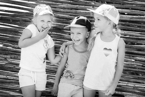 Tre Glada Lilla Barn Promenad Sommaren Svart Och Vit — Stockfoto