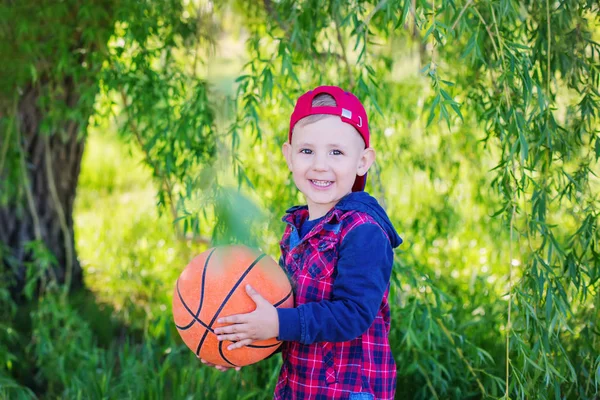 Mutlu Bir Çocuk Teslim Bir Basketbol Doğal Yeşil Arka Plan — Stok fotoğraf