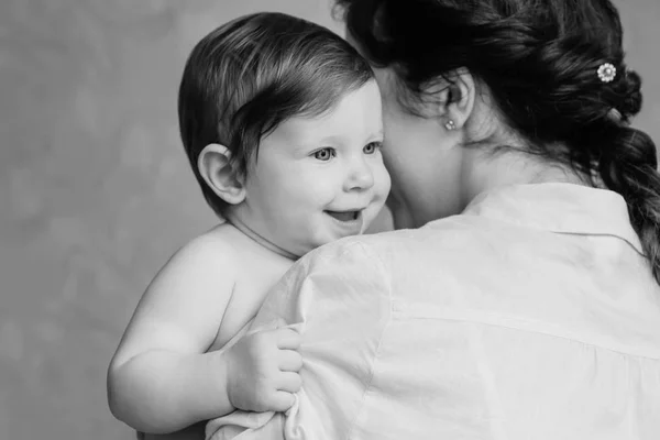 Annem Siyah Beyaz Kollarında Büyüleyici Küçük Bebek — Stok fotoğraf