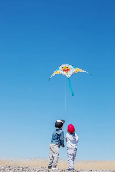 Twee Gelukkige Kinderen Met Een Vlieger Kust — Stockfoto