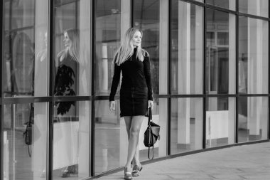 (siyah ve beyaz büyük vitray pencere önünde poz uzun sarı saçlı güzel kız )