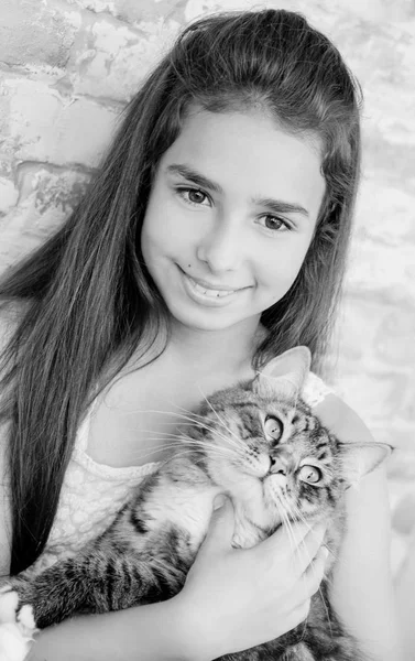 Όμορφη Έφηβος Κορίτσι Χρόνια Κρατώντας Μια Γάτα Ένα Δωμάτιο Μαύρο — Φωτογραφία Αρχείου
