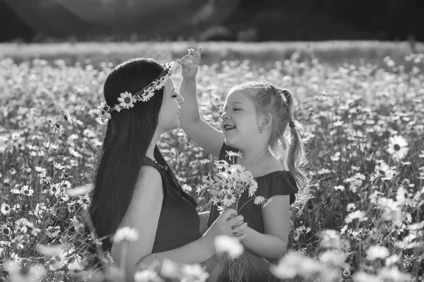 母亲与可爱的小女孩在洋甘菊领域在春天 黑色和白色 — 图库照片