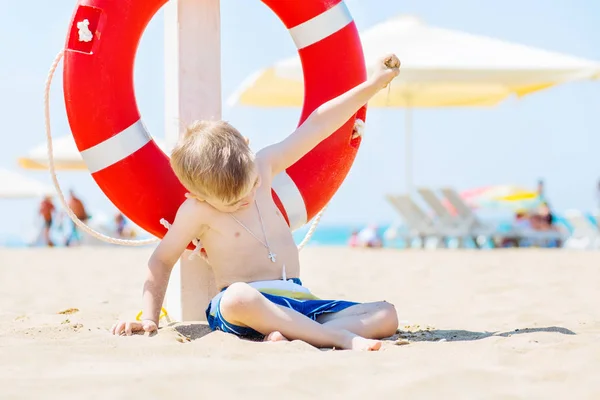 Starsza Siostra Przytula Młodszego Brata Plaży — Zdjęcie stockowe