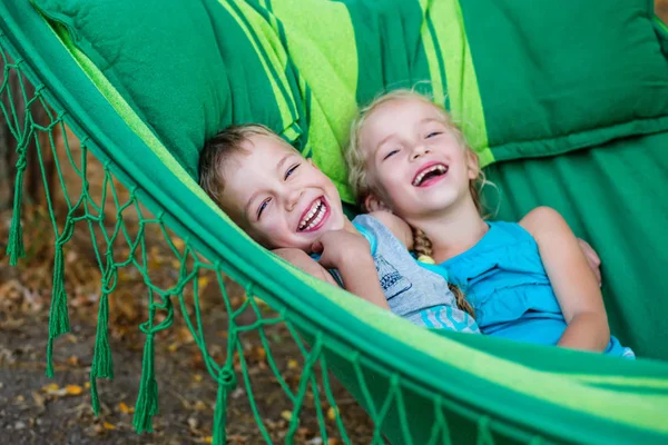 Feliz Niño Hermano Hermana Yacen Una Hamaca —  Fotos de Stock