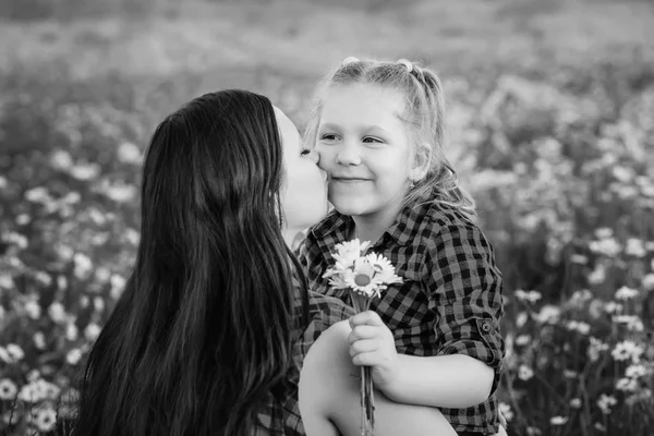 Mutter Mit Süßem Kleinen Mädchen Kamillenfeld Frühling Schwarz Weiß — Stockfoto