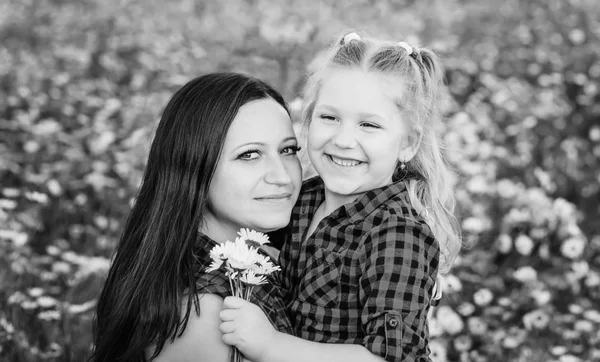 Madre Con Bambina Carina Nel Campo Della Camomilla Primavera Bianco — Foto Stock