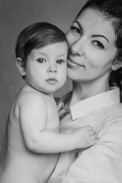 Portrait Charmant Bébé Dans Les Bras Mère Noir Blanc — Photo