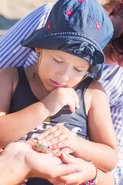 Linda Niña Mirando Cangrejo Con Madre — Foto de Stock