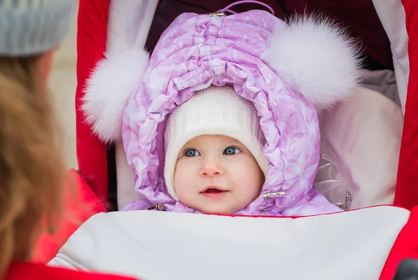 Leuke Glimlachende Baby Een Wandelwagen Zittend Een Koude Winterdag — Stockfoto