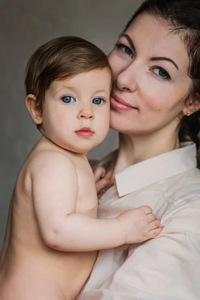 Portrait Charmant Bébé Dans Les Bras Mère — Photo