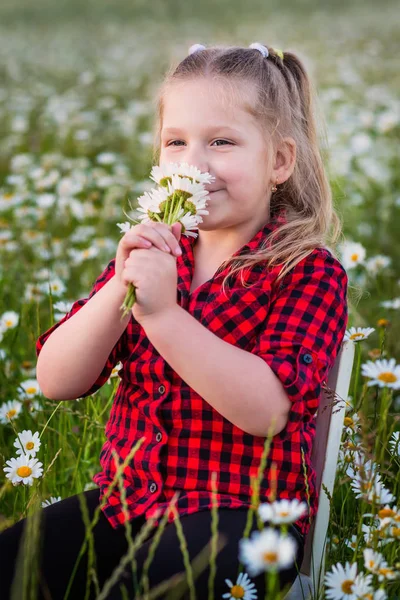 Cute Little Smiling Girl Chamomile Field Spring — Stock Photo, Image