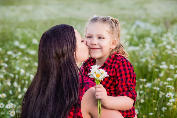 Mutter Mit Süßem Kleinen Mädchen Frühling Kamillenfeld — Stockfoto