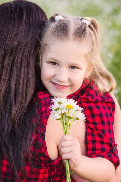 母亲带着可爱的小儿童女孩在春天的洋甘菊字段中 — 图库照片
