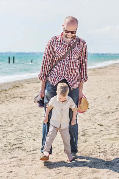 Father Little Son Playing Sandy Beach — Stock Photo, Image