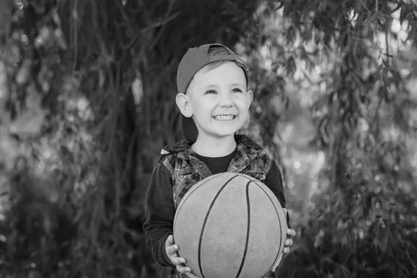Glad Pojke Som Lämnar Basketboll Svart Och Vit — Stockfoto