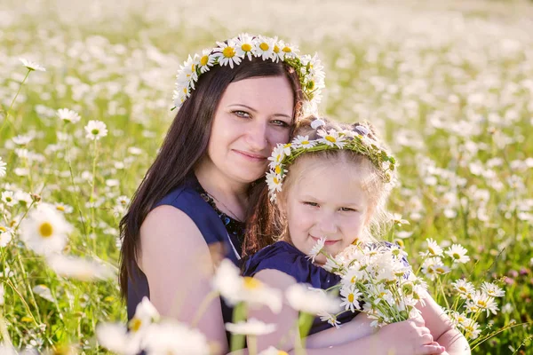 Mãe Com Linda Menina Criança Campo Camomila Primavera — Fotografia de Stock