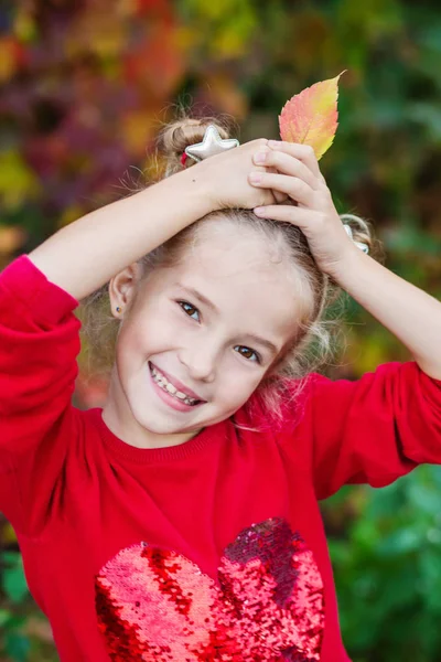 Ritratto Autunnale Una Bambina Felice Con Una Foglia Autunnale Colorata — Foto Stock