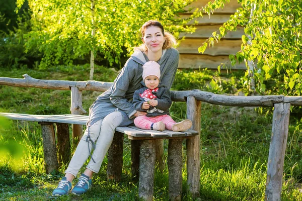 Madre Figlia Nel Parco Primavera Seduti Sulla Panchina — Foto Stock