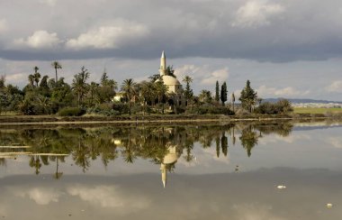 Kıbrıs 'taki Hala Sultan Tekke camiinin bulutlu gökyüzü manzarası