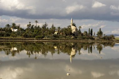 Kıbrıs 'taki Hala Sultan Tekke camiinin bulutlu gökyüzü manzarası