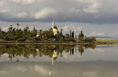 Kıbrıs 'taki Hala Sultan Tekke camiinin bulutlu gökyüzü manzarası