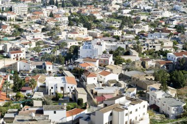 Kıbrıs 'ta Voroklini köyü ve mavi gökyüzü manzaralı bir tepeden manzara