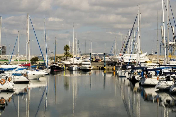 Paisagem Uma Marina Chipre Com Céu Nublado Reflexos Água — Fotografia de Stock