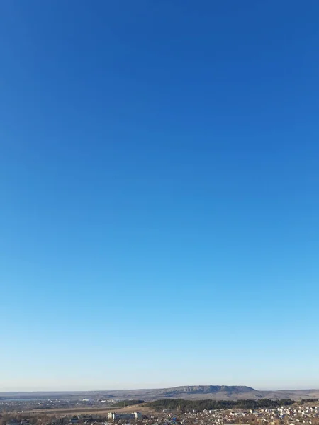 Panoramik dağ manzarası. Kayalık çöl ve açık mavi gökyüzü.